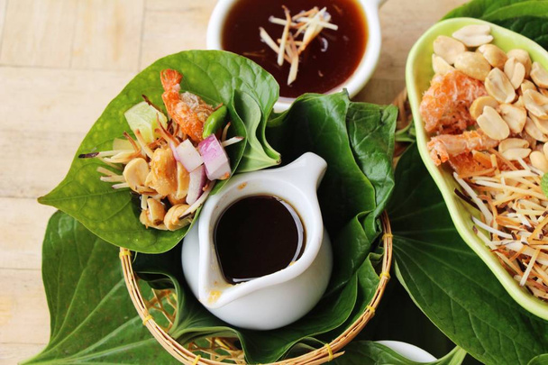Miang Кхам - лист обгортання закуска є смачний - Фото, зображення