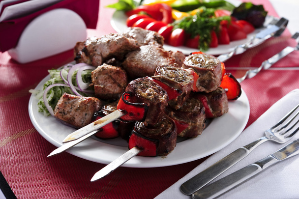 Placa de shish kebab cocinado en pinchos
 - Foto, Imagen