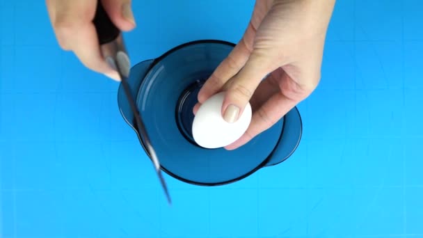 Filmagem lenta. Uma jovem a partir ovos. Vista superior
 - Filmagem, Vídeo