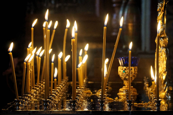 Kerzen in einem Ständer in der russisch-orthodoxen Kathedrale - Foto, Bild