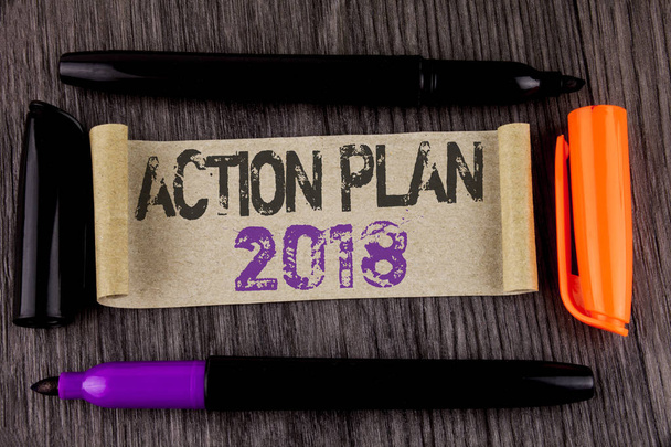 Fogalmi kézi írás, a következő cselekvési terv 2018. Üzleti fénykép szöveg tervek célok tevékenységek élet célok javító fejlesztés írott-ra karton papír a fából készült háttér markerek mellette - Fotó, kép