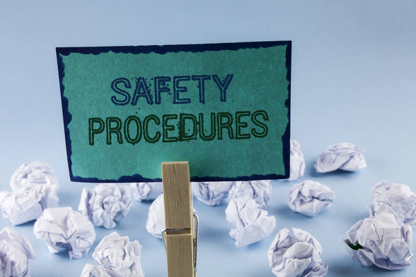 Διαδικασίες ασφάλειας κείμενο δείχνει σημάδι. Εννοιολογική φωτογραφία ακολουθούν κανόνες και κανονισμούς για την ασφάλεια στο χώρο εργασίας, γραμμένο σε κολλώδη σημείωση χαρτί, κρατώντας από Clip στην πεδιάδα μπάλες χαρτί λευκό φόντο - Φωτογραφία, εικόνα