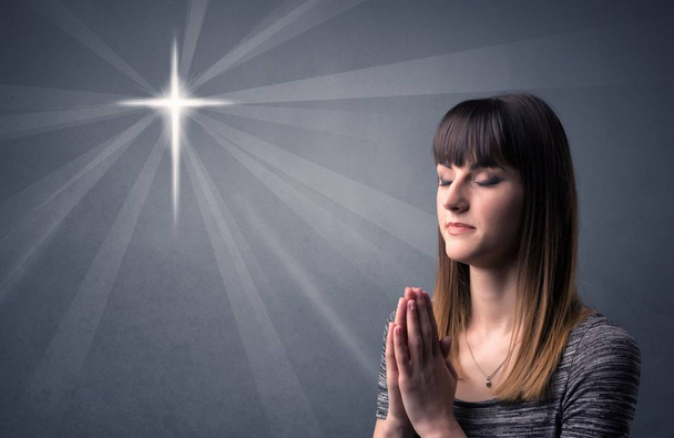 Młoda kobieta modli się - Zdjęcie, obraz