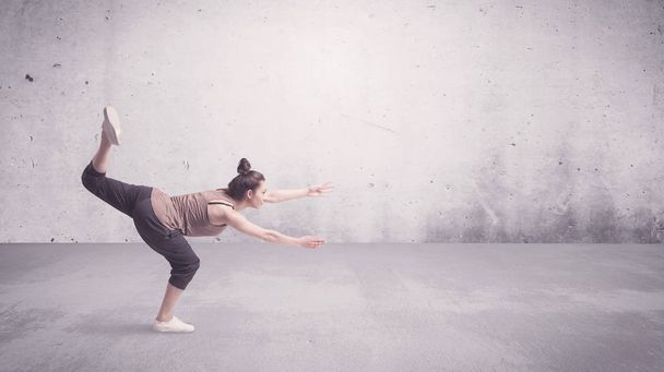 Jolie danseuse urbaine avec fond vide - Photo, image