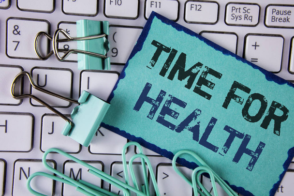 A kézírás szöveg Time For Health. Életmódváltó Egészségtudat wellness táplálkozás ellátás Öntapadó jegyzet papír fehér billentyűzet klipek és a csapokat papír mellé helyezett fogalom jelentése. - Fotó, kép