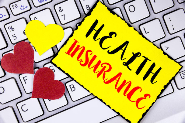 Schreibutensilien, die eine Krankenversicherung zeigen. Business-Foto zeigt Krankenversicherungsinformationen Gesundheitsdienstleister auf gelbem Zettelpapier geschrieben auf Laptop-Herzen daneben platziert. - Foto, Bild