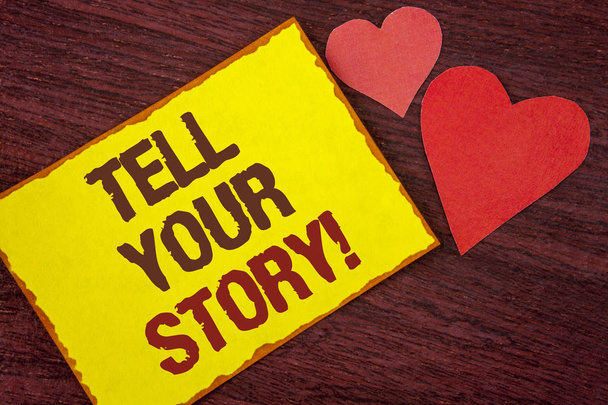 Pisanie, Wyświetlono mówić Your Story motywacyjne Call pojęciowy ręcznie. Biznes zdjęcie tekstu udział wrażenia motywować świecie napisane na żółty lepki papierowej na podłoże drewniane serca.  - Zdjęcie, obraz