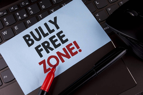 Käsitteellinen käsin kirjoittaminen osoittaa Bully Free Zone Motivational Call. Business valokuva esittelee luomalla väärinkäyttöä ilmainen koulu college elämä kirjoitettu Sticky Note Paper sijoitettu Laptop Marker Mouse
 - Valokuva, kuva