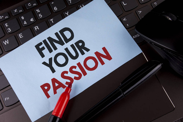 Käsitteellinen käsin kirjoittaminen osoittaa Etsi intohimosi. Business photo showcasing Ei enää työttömyyttä löytää haastava unelma uran kirjoitettu Sticky Note Paper sijoitettu Laptop Marker Mouse
 - Valokuva, kuva