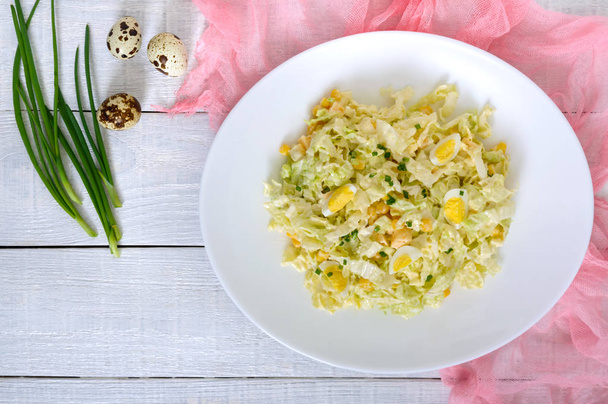 Salada dietética de primavera leve de repolho chinês, queijo, ovos de codorna, milho. Nutrição adequada. Vista superior
. - Foto, Imagem