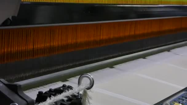 szövés szövőszék: egy textilgyár, közelkép. ipari szövet gépsor. a kamera a helyhez kötött - Felvétel, videó