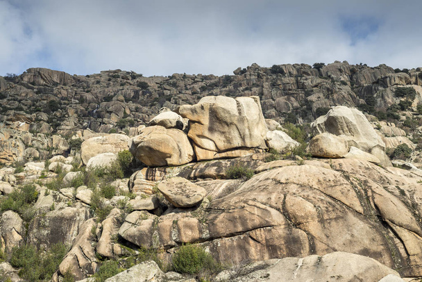 Granieten rotsformaties in de provincie van La Pedriza, Guadarrama bergen Nationaal Park, Madrid, Spanje - Foto, afbeelding