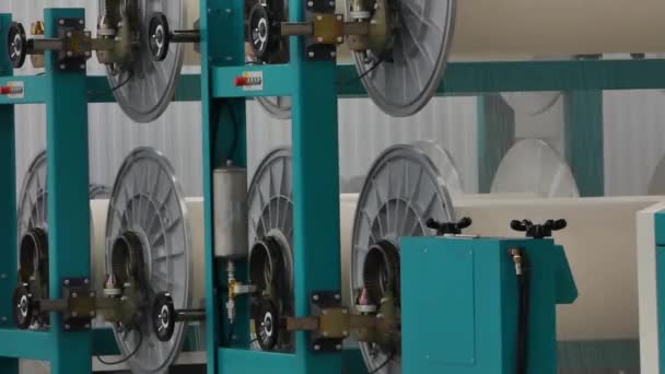 machine verdampt textielgaren. machines en uitrusting in een textielfabriek. de camera stilstaat - Video