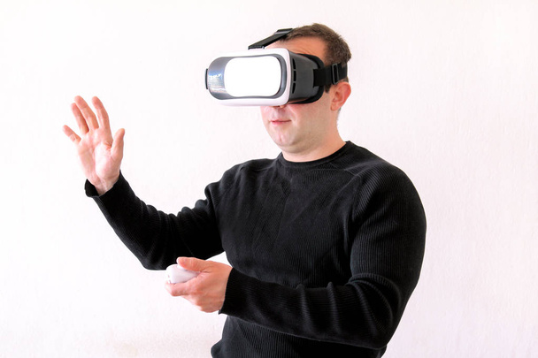 Man met een virtuele bril op witte achtergrond - Foto, afbeelding