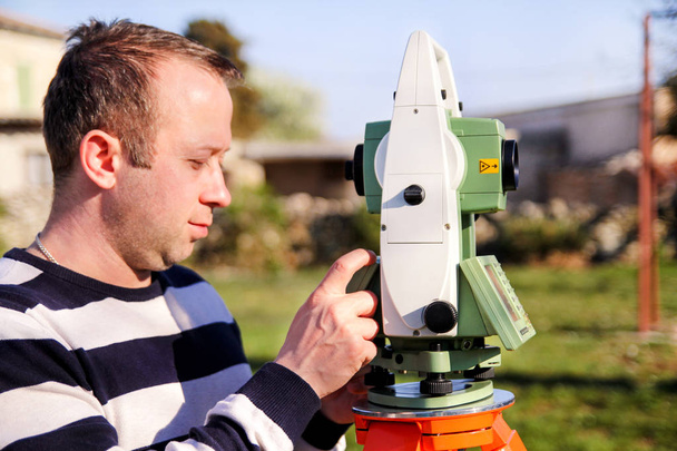 Bahçe, toplam istasyonunda ölçüm yapma surveyor işçi - Fotoğraf, Görsel
