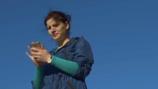Městská holka dělá selfie venku, pojetí štěstí, Zpomalený pohyb, 120 fps - Záběry, video