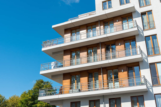 Detalle de una casa de apartamentos moderna vista en Berlín, Alemania - Foto, imagen