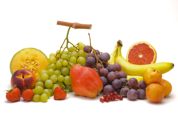облаштування свіжих фруктів з ринку та ізольовані над білим
  - Фото, зображення