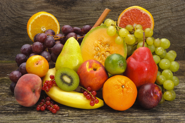 Układ świeżych owoców z rynku ponad desek - Zdjęcie, obraz