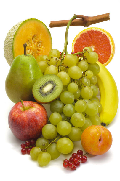 облаштування свіжих фруктів з ринку та ізольовані над білим
  - Фото, зображення