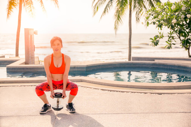 Азиатская спортсменка упражнения с колокольчиком чайник или тяжелая атлетика worko
 - Фото, изображение