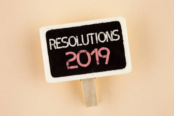 A kézírás szöveg állásfoglalások 2019. Koncepció, azaz pozitív megerősítés személyes improvent vállalati célok írt a fa hirdetőtábláján, a sima háttérben. - Fotó, kép