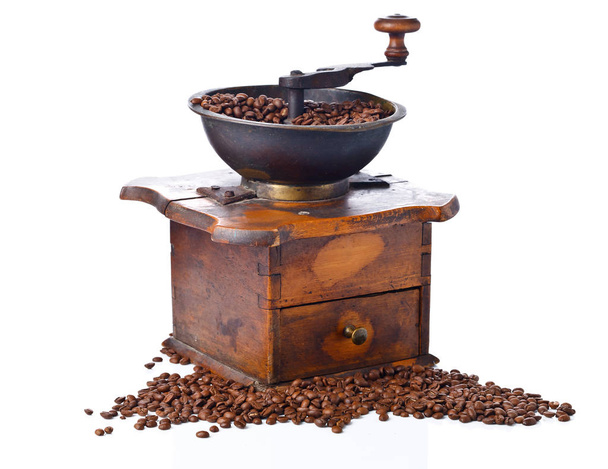 Кофемолка и жареные кофейные зерна изолированы на белом backgr
 - Фото, изображение