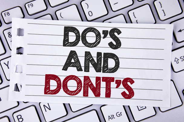 Текстовий знак, що показує Do'S і Don'Ts. Концептуальна фотографія Що можна зробити і що не можна знати неправильно написане на папері ноутбука, розміщеному на ноутбуці
. - Фото, зображення