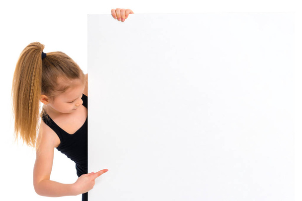 Little girl points a finger at a white banner. - Foto, Bild
