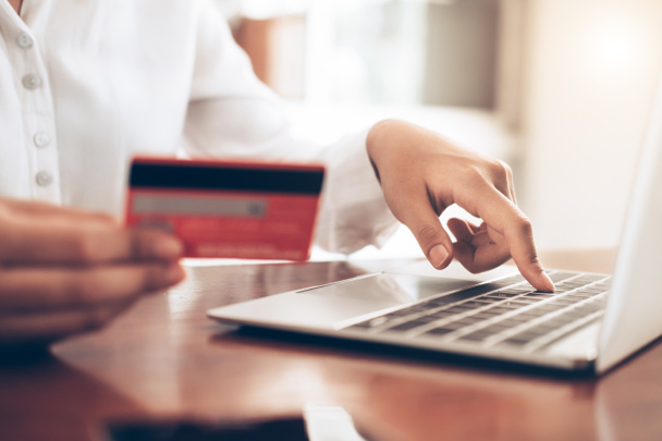 Kunden kaufen online ein und bezahlen mit Kreditkarte. - Foto, Bild