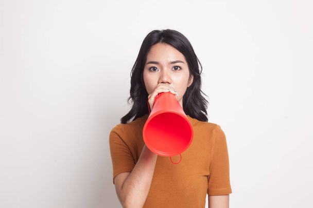 Beautiful young Asian woman announce with megaphone. - Foto, Imagem