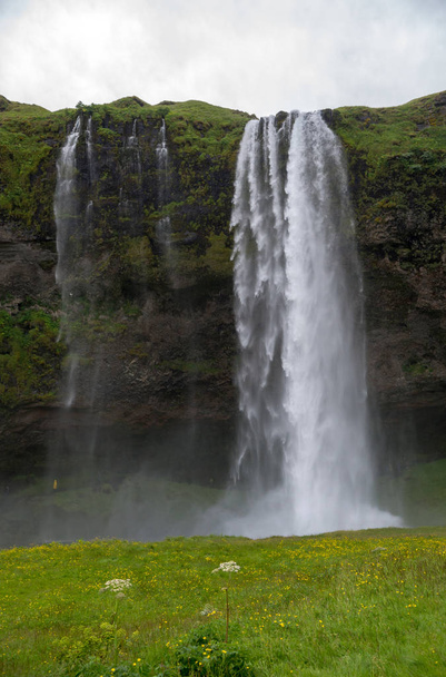 Водоспад Seljalandsfoss на південному узбережжі Ісландії. - Фото, зображення