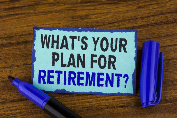 Tekst znak pokazuje co jest Twój Plan na emeryturę pytanie. Koncepcyjne zdjęcie myśli jakieś plany, gdy się zestarzejesz, napisany na papierze notatki na podłoże drewniane znacznik obok niego. - Zdjęcie, obraz