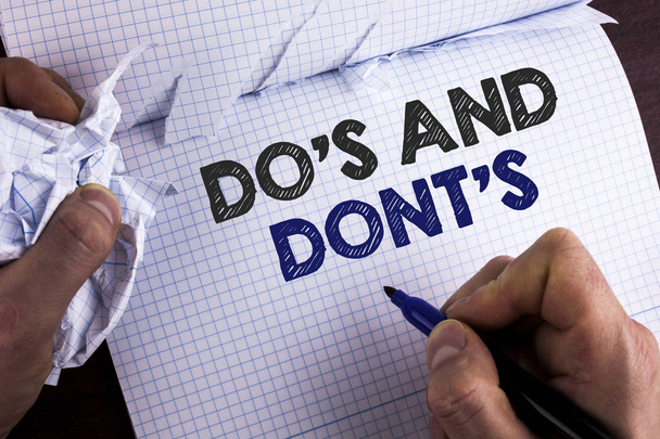 Слова, пишущие текст Do 'S And Don' T. Бизнес-концепция "Что можно сделать и что нельзя знать неправильно", написанная Человеком на тетрадке с маркером на деревянном фоне
. - Фото, изображение