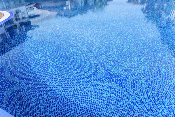 Fauteuils blancs près de la piscine en été
. - Photo, image