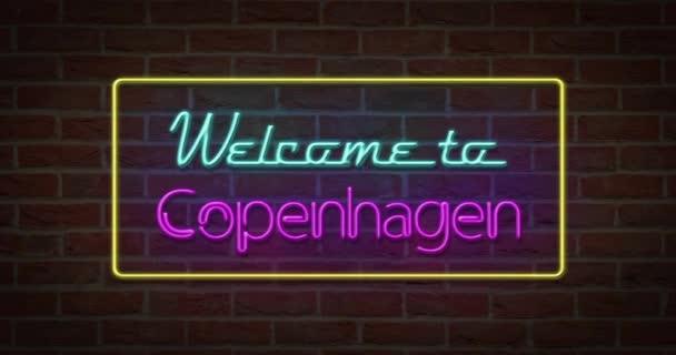 Leuchtschrift-Willkommensschild für Kopenhagen im Backsteinhintergrund - Filmmaterial, Video