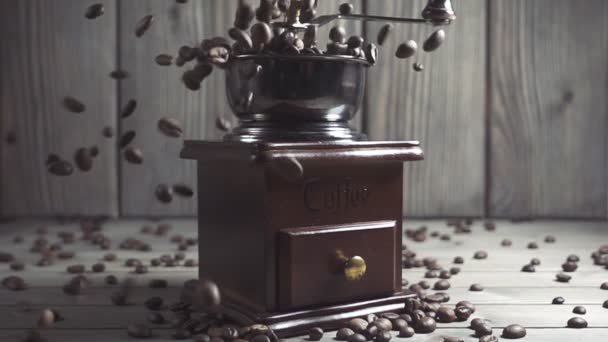 Koffiebonen vallen in de oude molen. Slow motion - Video