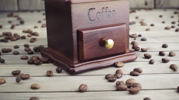 Szemes kávé özönlenek a fa vintage daráló, lassú mozgás - Felvétel, videó