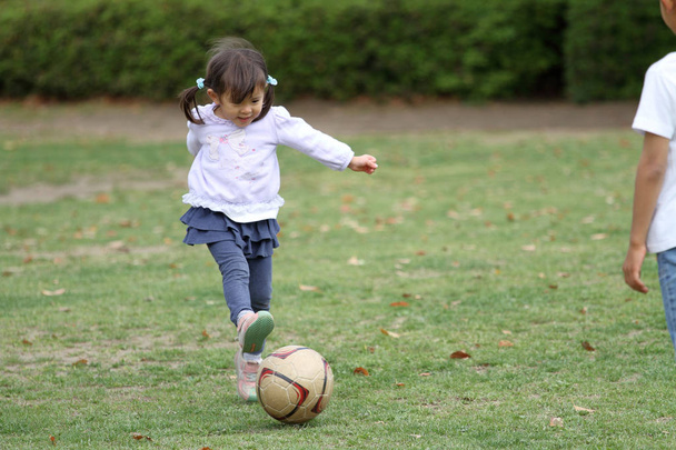 Japonesa chica jugando con fútbol pelota (3 años de edad
) - Foto, imagen