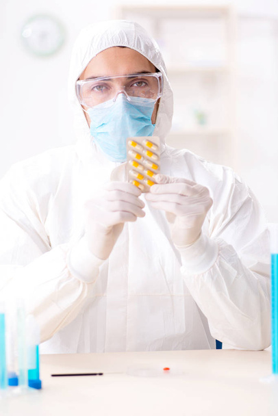 Lab assistant in drug synthesis concept - Foto, afbeelding