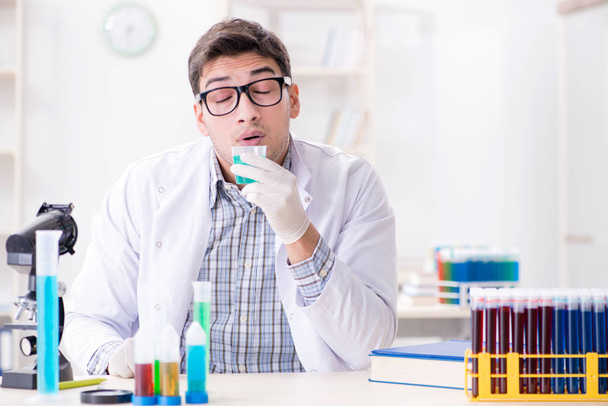 Kemian opiskelija tekee kemiallisia kokeita luokkahuoneessa - Valokuva, kuva