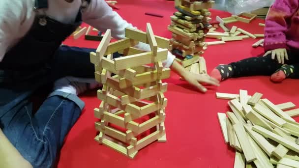 lapsi rakentaa puinen torni
 - Materiaali, video