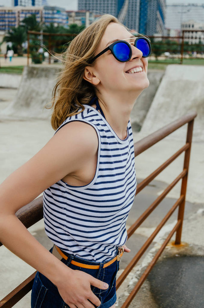 Lachende meisje tijd doorbrengen op skateboard park - Foto, afbeelding