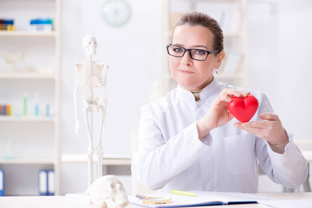 Cardiologue avec coeur rouge dans le concept médical - Photo, image