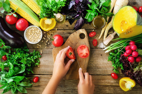Mulher mãos cortando legumes no fundo de madeira. Vegetais ingredientes de cozinha, vista superior, espaço de cópia, flat lay
 - Foto, Imagem