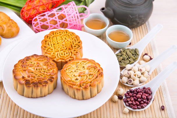 Moon cake voor Chinees Mid-Autumn festival viering, met ingrediënt - Foto, afbeelding