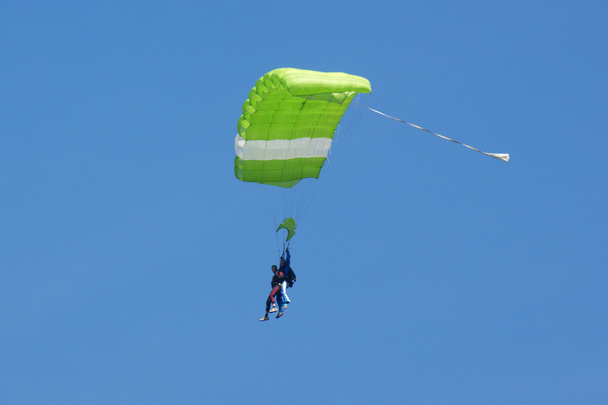 zielony spadochron - Zdjęcie, obraz
