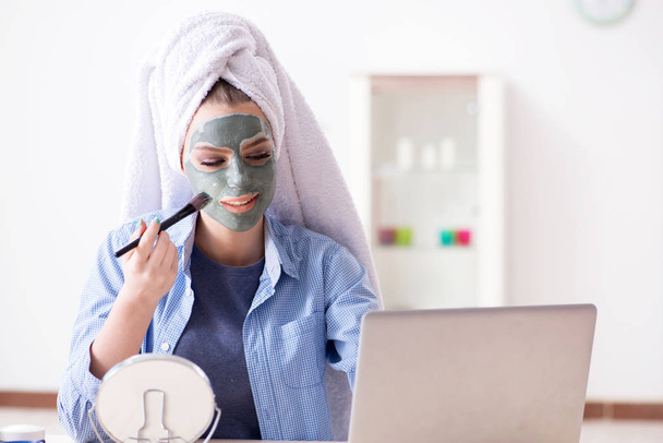 Beauty blogger applicare maschera e la pubblicazione di blog su internet - Foto, immagini