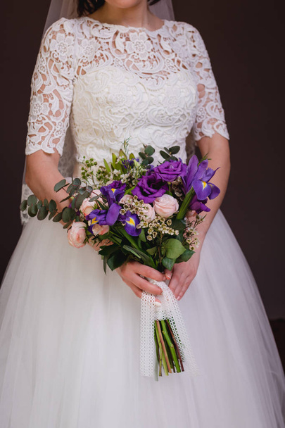bouquet of the bride in the hands of wedding rings. the bride is holding a bouquet. - Foto, Imagen