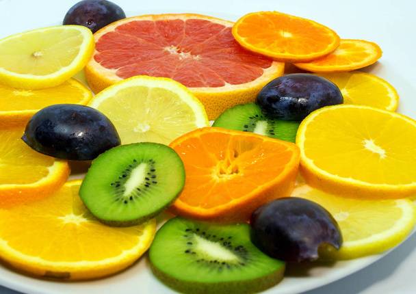 Colorido de frutas cortadas de cerca. Comida vegetariana en el plato
.  - Foto, Imagen